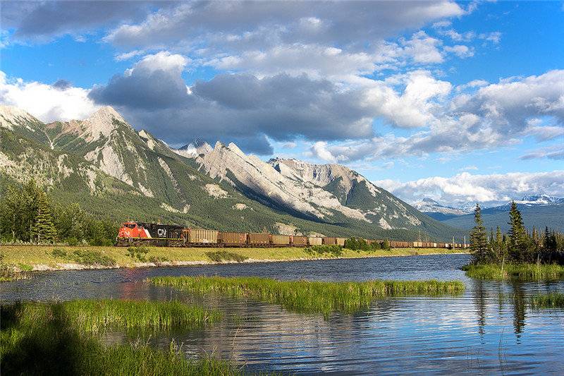 5-Day Calgary Round-Trip: 3 National Parks & 7 Lakes with Limited-Time Free Park Passes | 3 Nights in Rocky Mountain Towns | Stay Inside National Parks | No Long-Distance Driving
