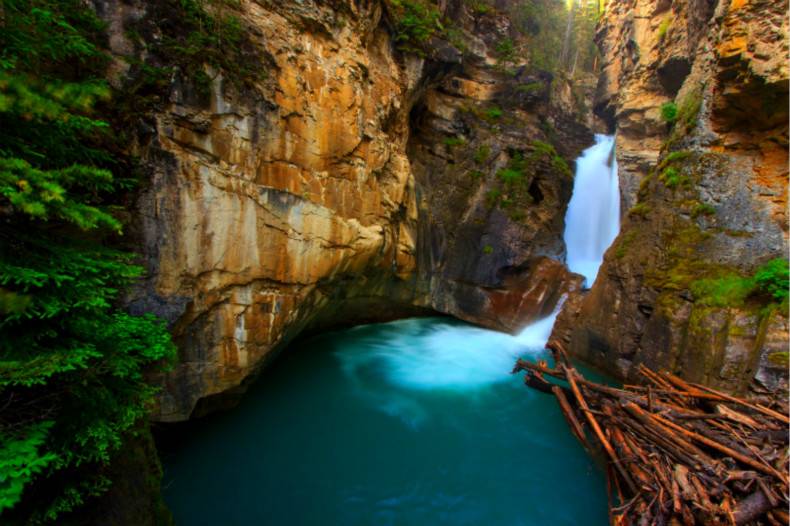 5-Day Canadian Rockies Tour: Banff, Jasper, Yoho National Parks, Lake Louise, Moraine Lake, Emerald Lake, Maligne Lake, Columbia Icefield, Glacier View Lodge Accommodation